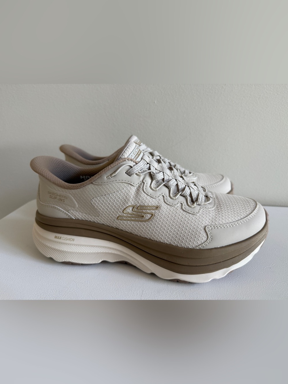 SKECHERS Beige Slip-ins Memory Foam Sneakers Size 9 Relaxed Fit